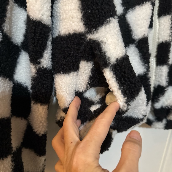 Chic Black and White Checkered Teddy Jacket - Picture 3 of 5